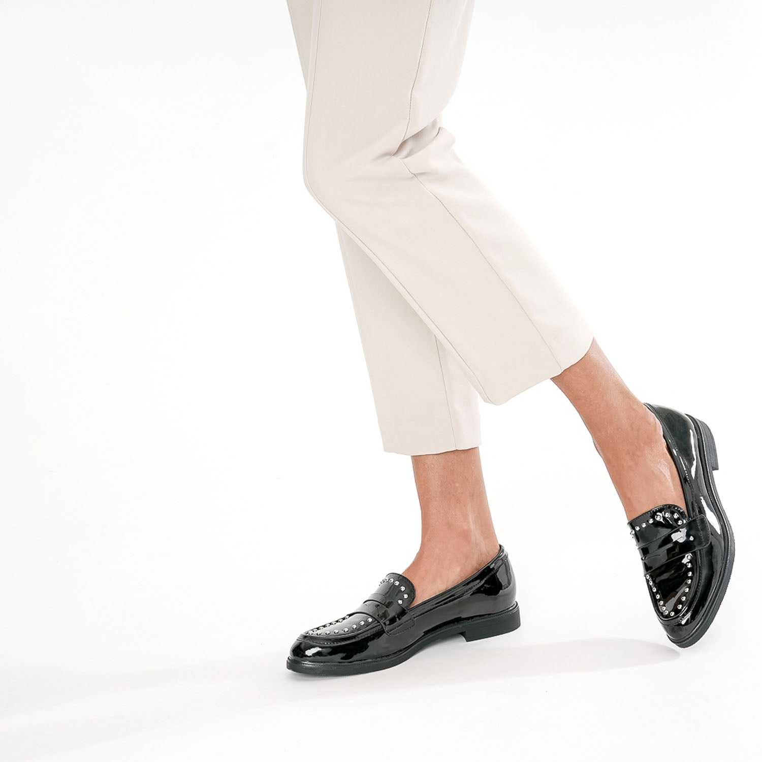 Mocassin noir verni a clous Mocassins Slippers Femme ERAM