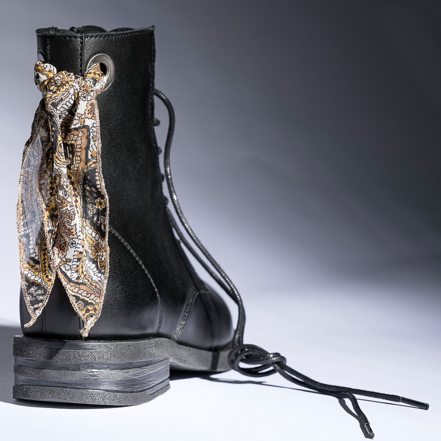 Bottine TEXTO noire en cuir a n ud fleuri Boots bottines Femme ERAM