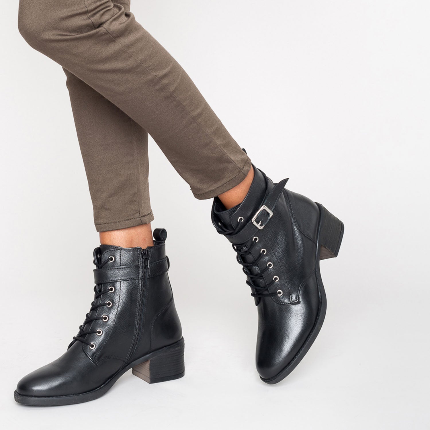 Bottine noire en cuir a lacet Boots bottines Femme ERAM