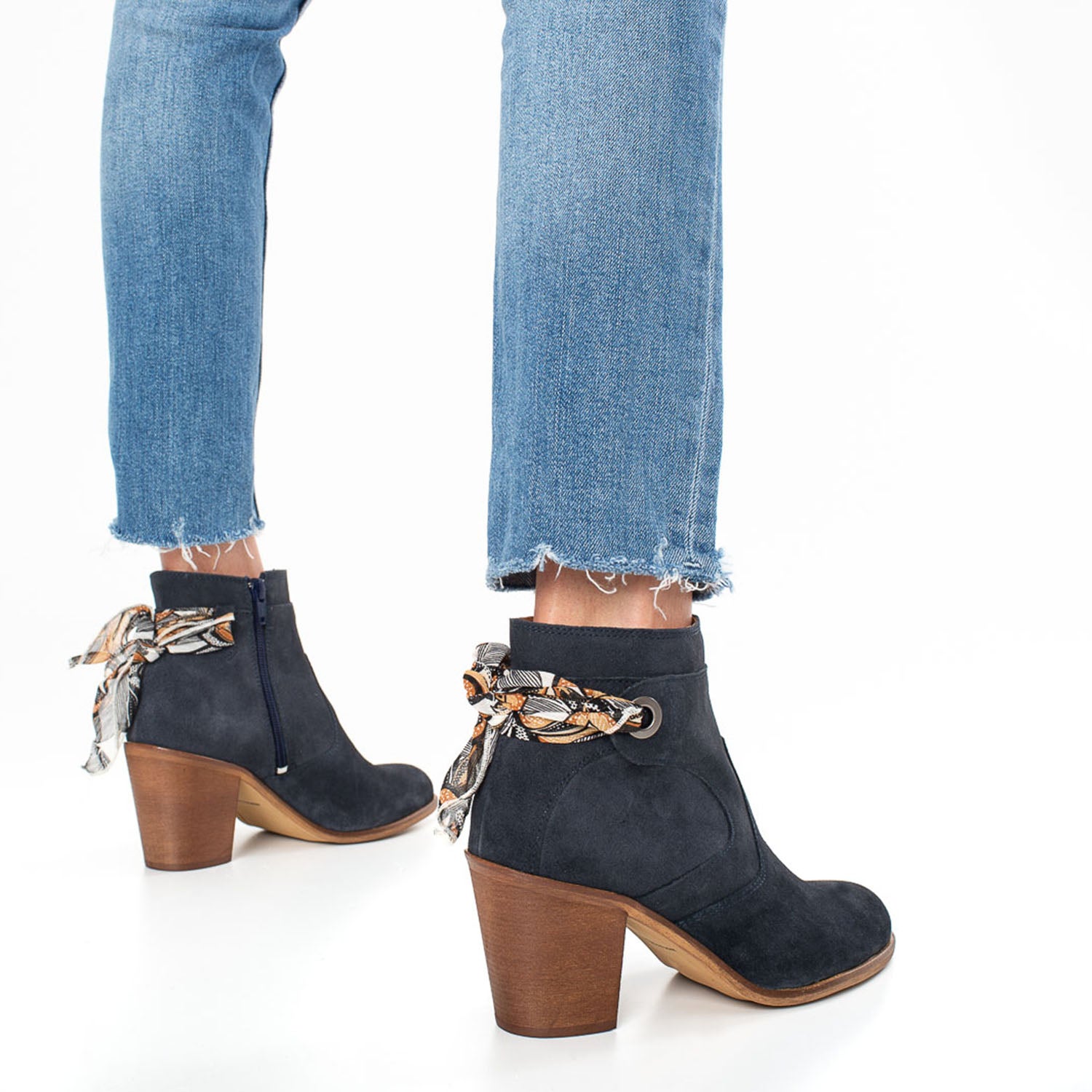 Boots TEXTO marine en cuir velours avec ruban imprime Boots bottines Femme ERAM