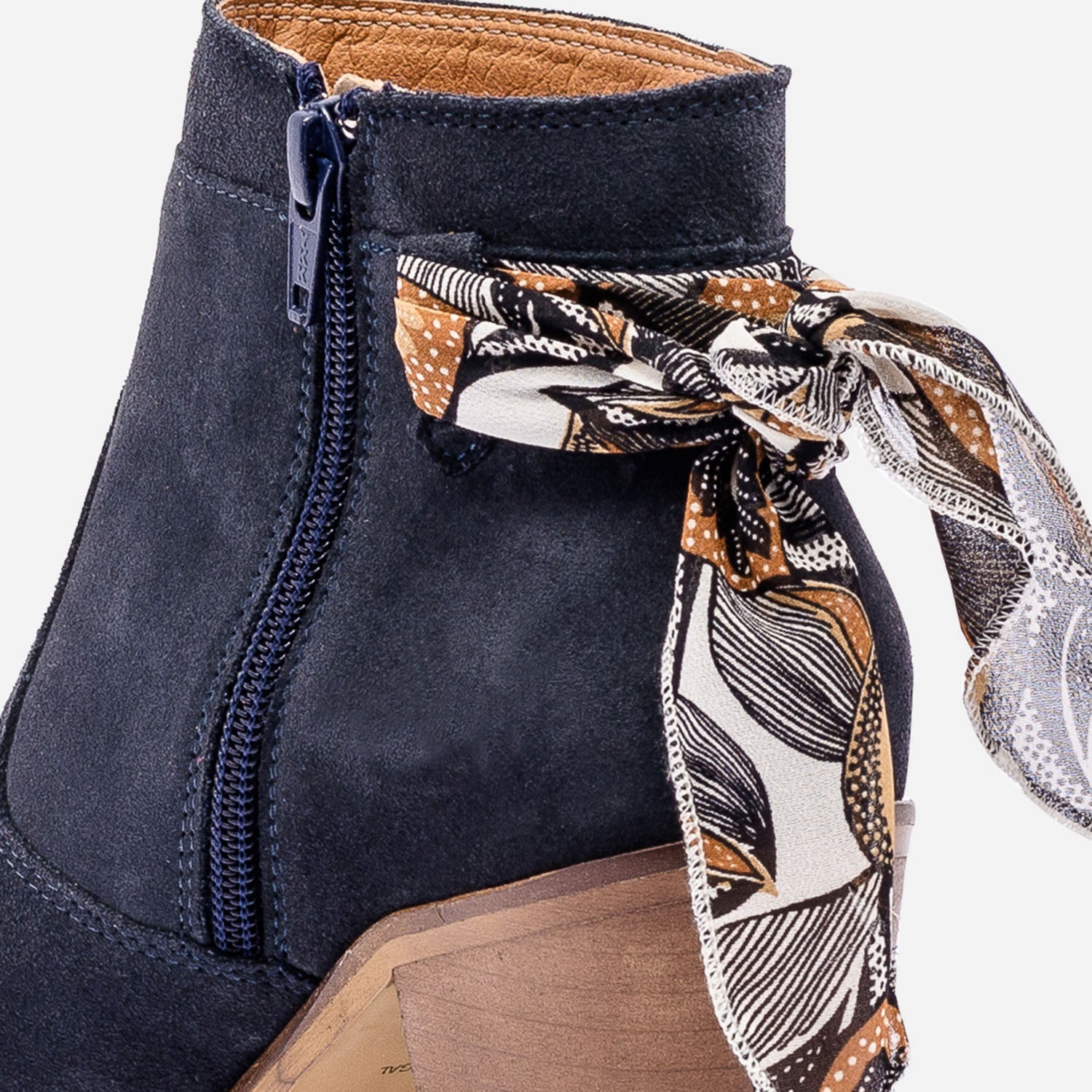 Boots TEXTO marine en cuir velours avec ruban imprime Boots bottines Femme ERAM