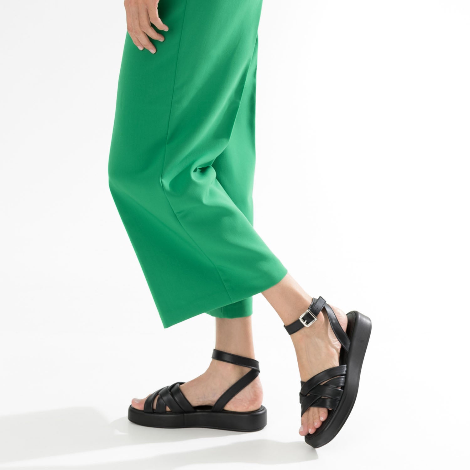 Sandale noire en cuir a semelle epaisse Sandales Femme ERAM