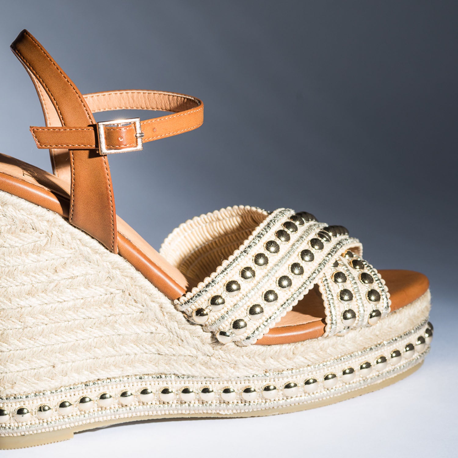 Sandale compensee marron a brides beiges cloutees Eram Femme ERAM