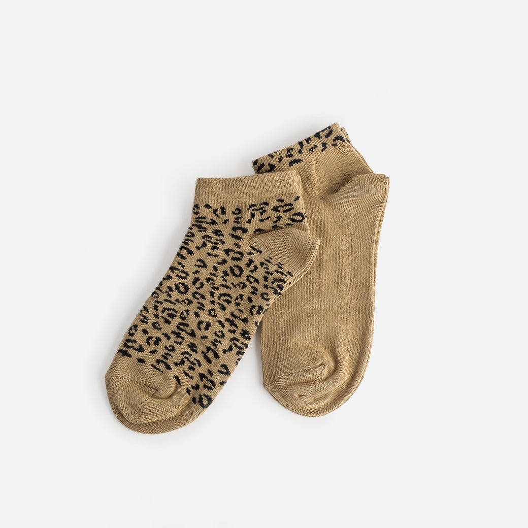 Chaussettes courtes camel et noir à motif léopard